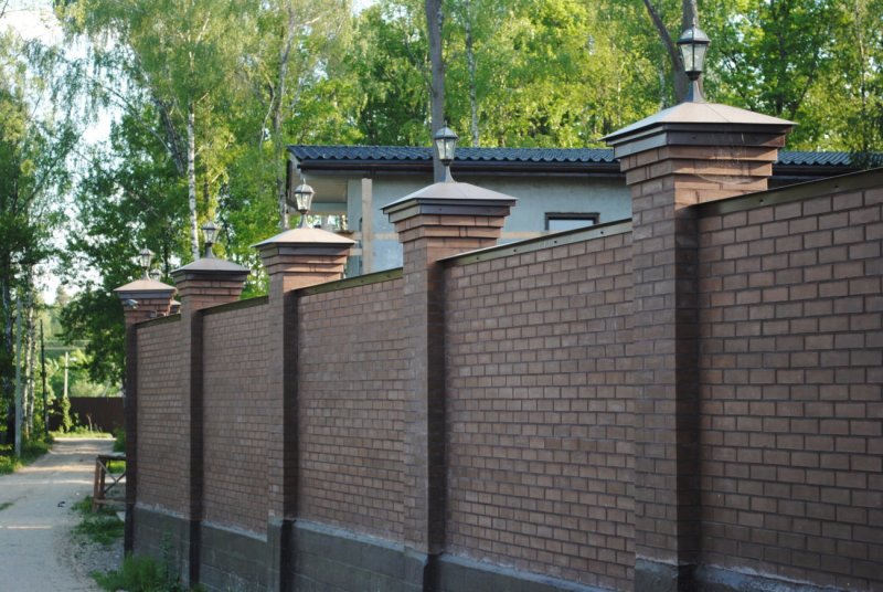 Забор из красного кирпича
