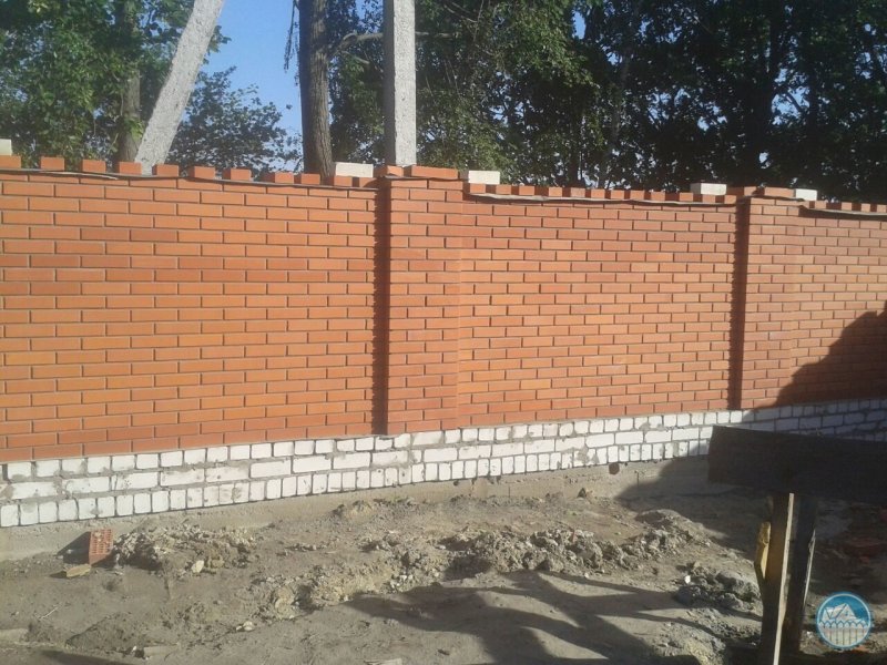 Кладка кирпичного забора