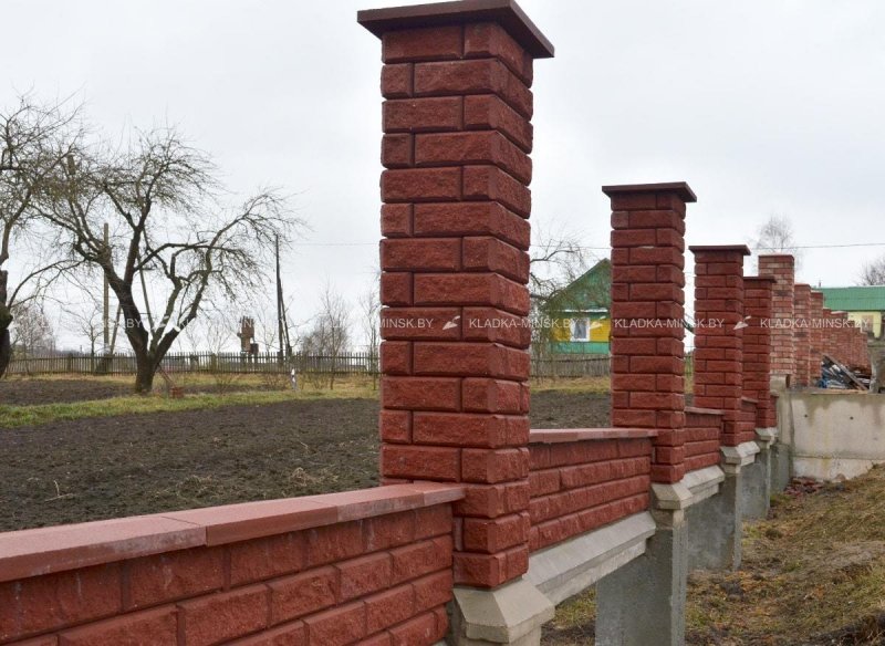 Колонны из красного кирпича