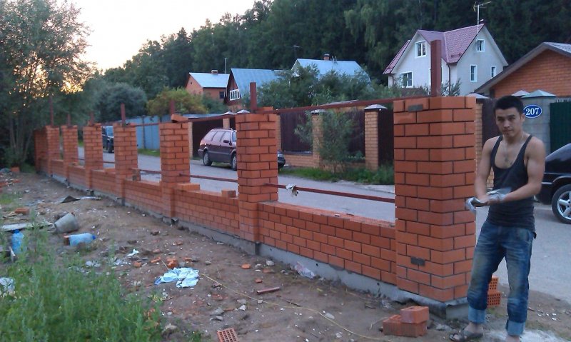 Кирпичный забор с уклоном