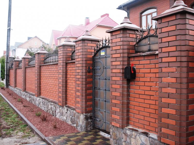 Красивый забор с кирпичными столбами