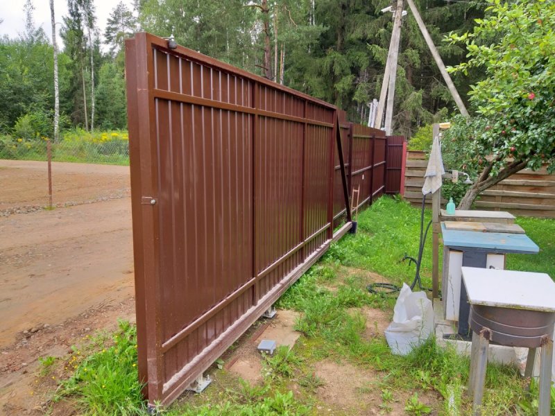 Забор ступеньками из профнастила