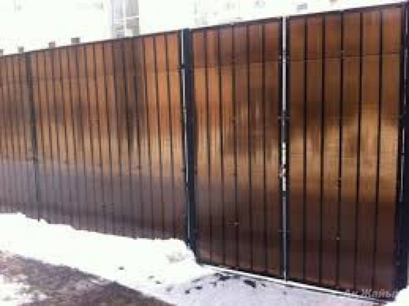 Забор с поликарбонатом на металлическом каркасе