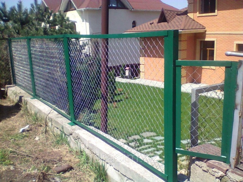 Ограждение из сетки рабицы