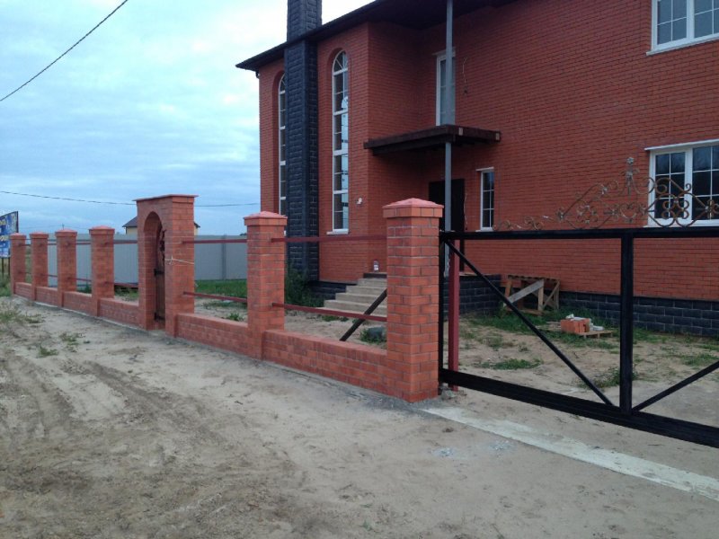 Столбы из красного кирпича