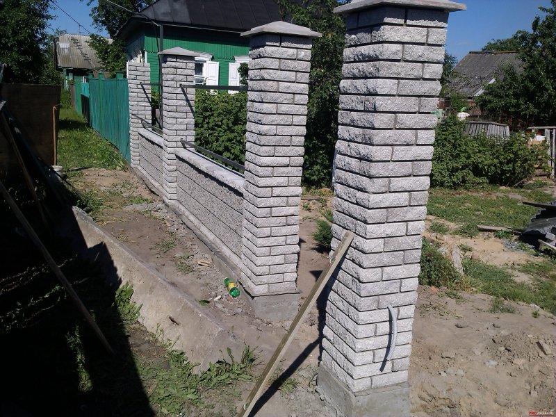 Столбы из белого силикатного кирпича