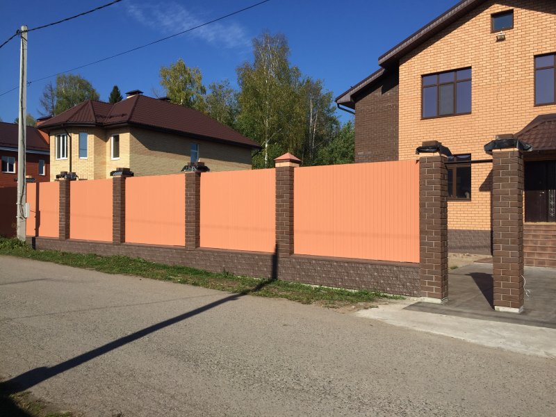 Участки забора кирпичный