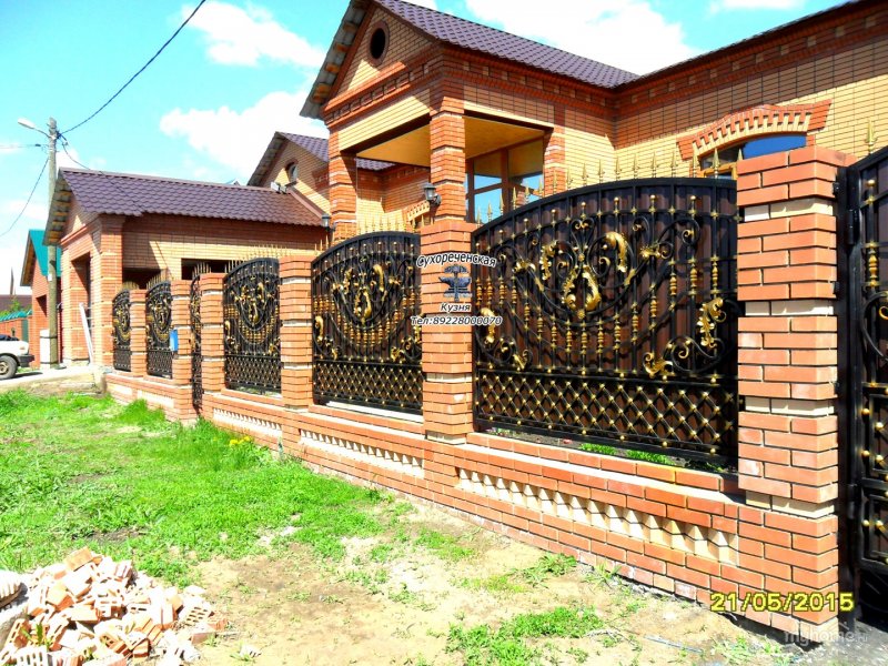 Заборы кирпичные с деревом и ковкой