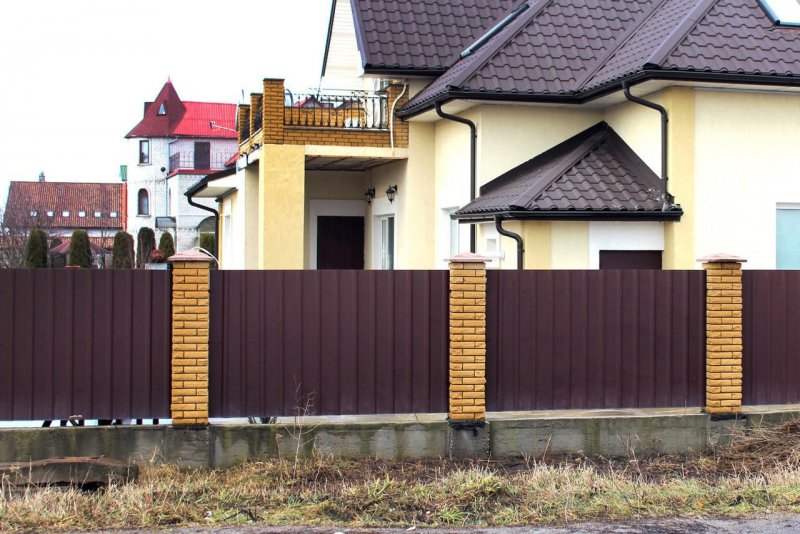 Забор из металлочерепицы