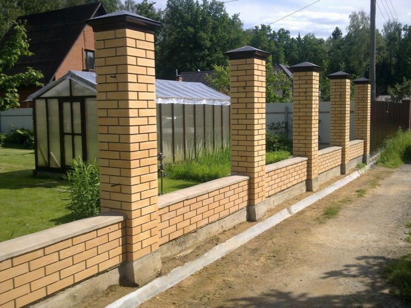 Забор столбики из кирпича и профнастила