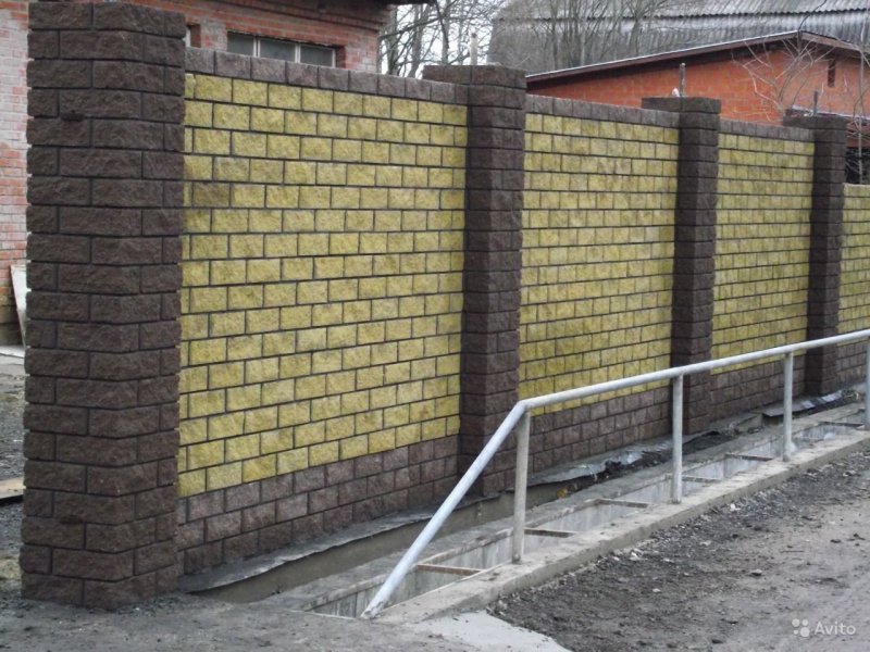 Забор облицованный камнем