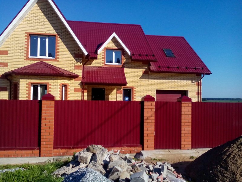 Красный забор