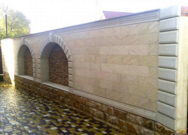 Отделка забора камнем