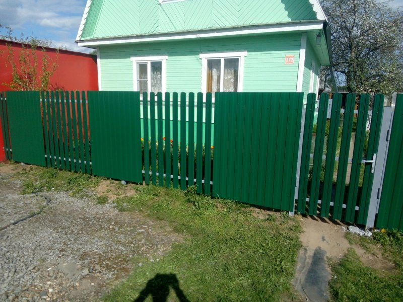 Комбинированный забор из профнастила и штакетника