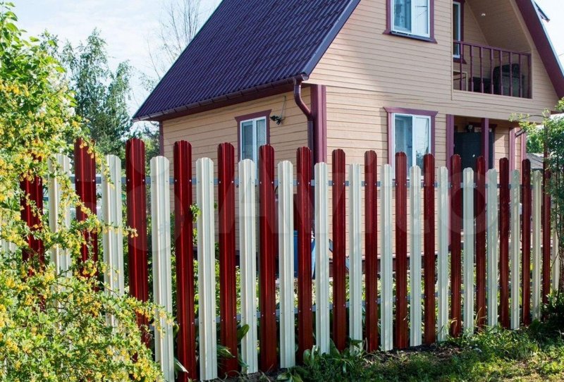 Забор для палисадника из металлического штакетника