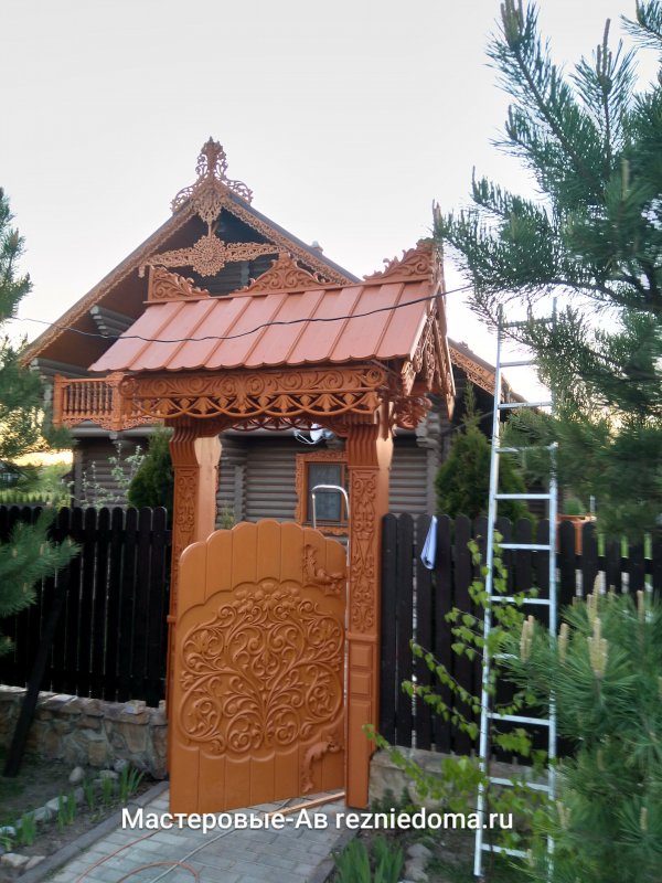 Резные столбы из дерева на калитку