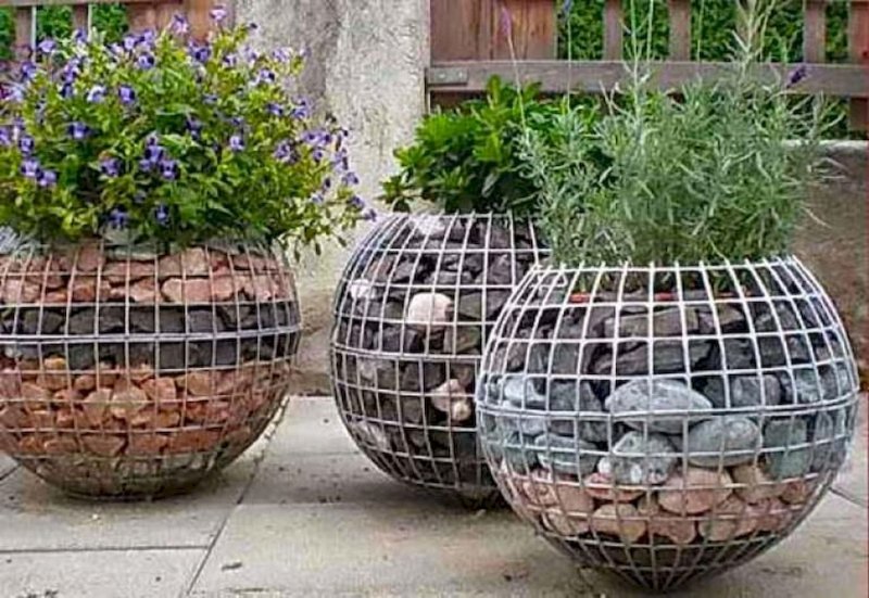 Вазоны из сетки и камней