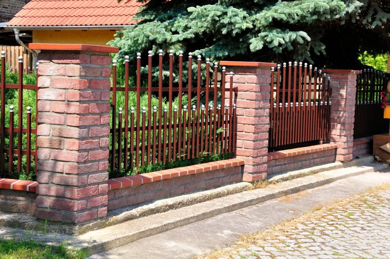 Красивый забор для коттеджа