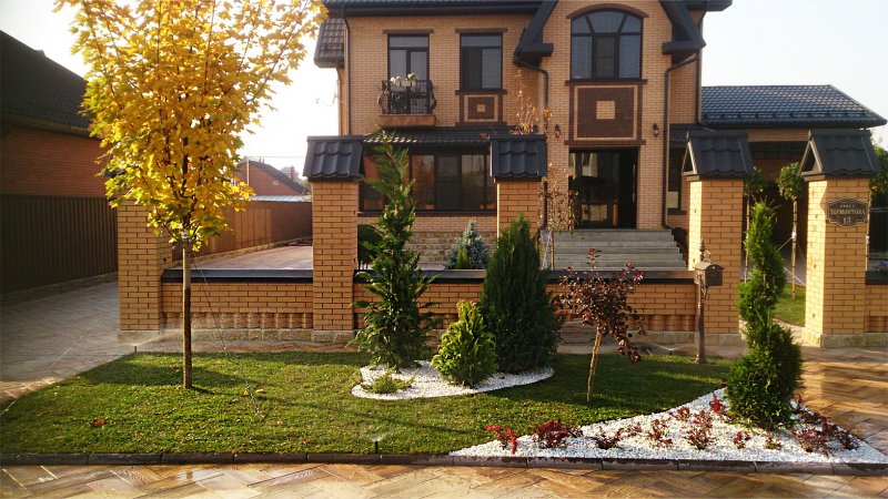 Ландшафт перед домом на улице