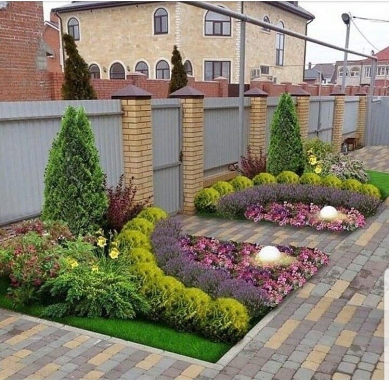 Клумба вдоль забора