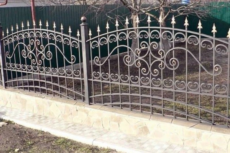 Заборы из металла кованые