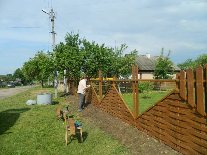 Красивый забор в деревне