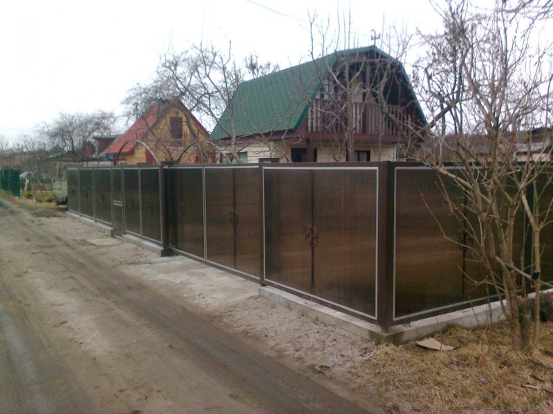 Прозрачный забор из поликарбоната