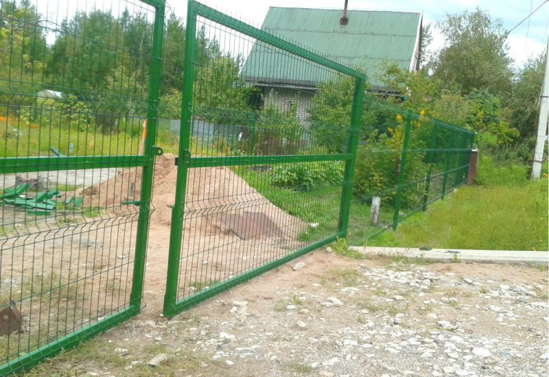 Забор из сварной сетки на даче