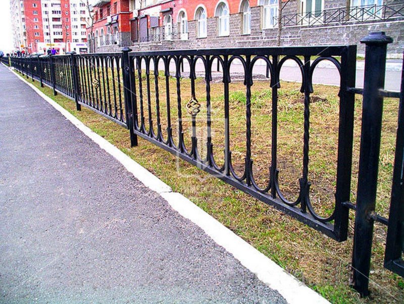Металлическое ограждение в парке