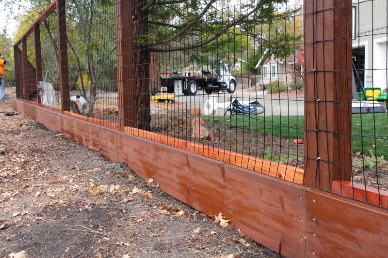 Комбинированные заборы дерево сетка