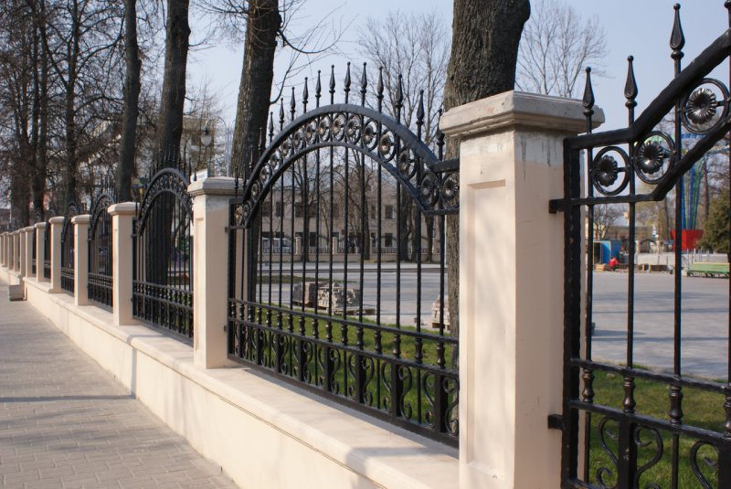 Забор в сквере