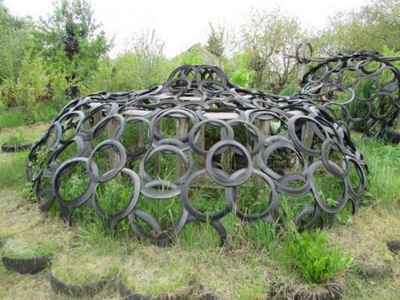 Забор из покрышек автомобильных