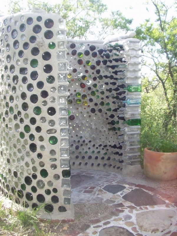 Стенка из бутылок