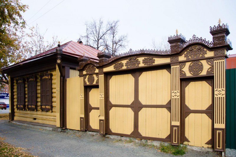Красивые резные ворота дома