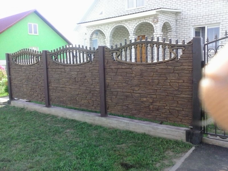 Крашеный забор из бетона