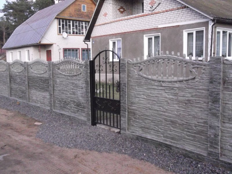 Крашенный бетонный забор