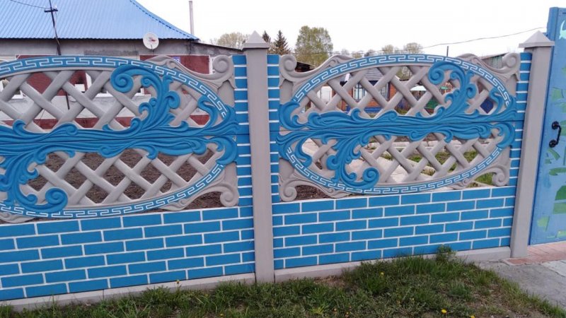 Крашеные бетонные заборы