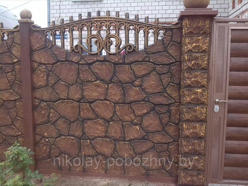 Покраска бетонного забора под камень