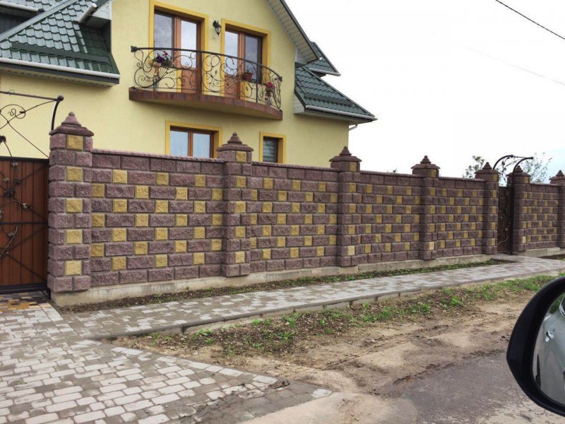Забор рваный камень