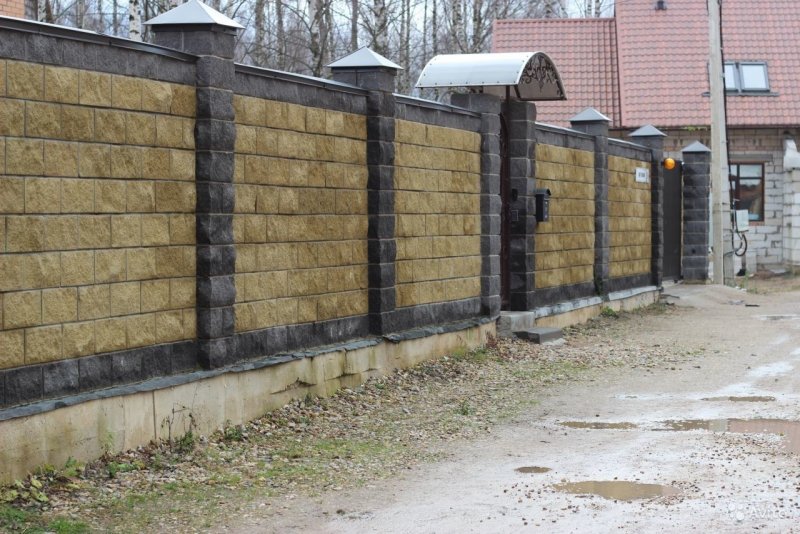 Заборный блок рваный камень