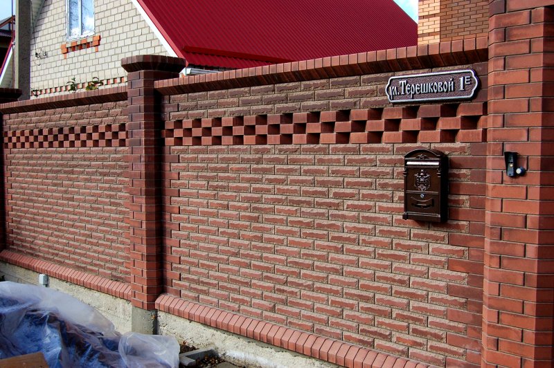 Кирпичный забор из красного кирпича