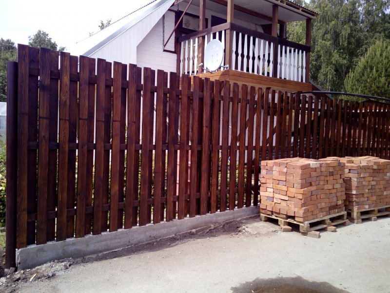 Вертикальный деревянный забор из обрезной доски