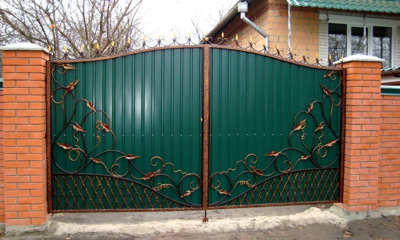 Ворота из профлиста с элементами ковки