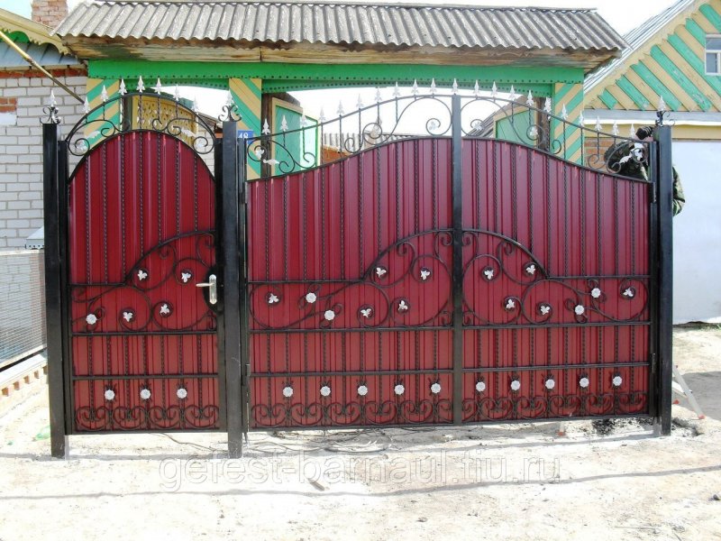 Кованые ворота с профнастилом