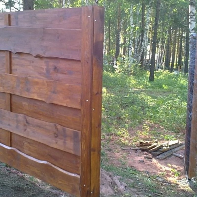 Красивый деревянный забор из необрезной доски