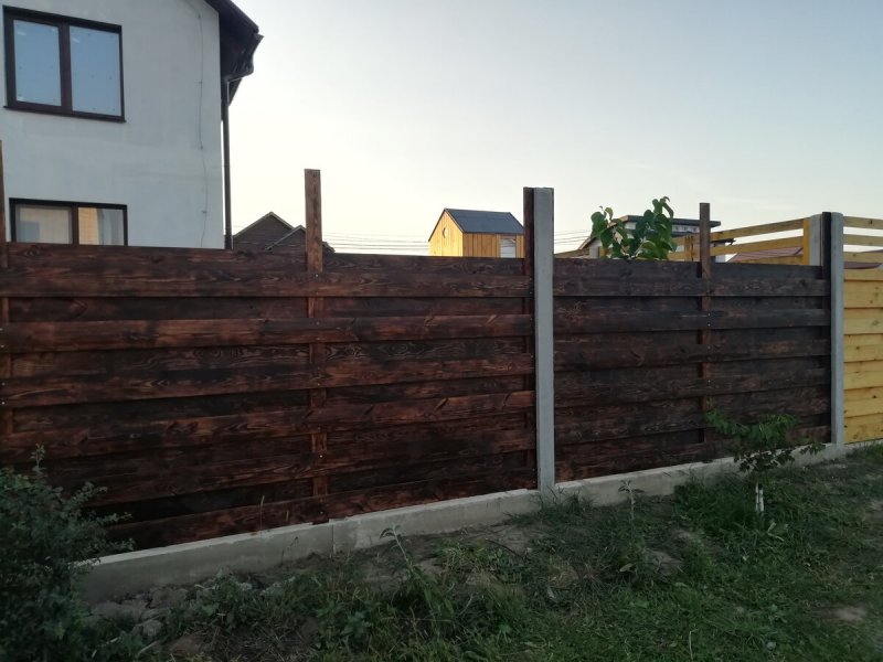 Забор с необрезной доски
