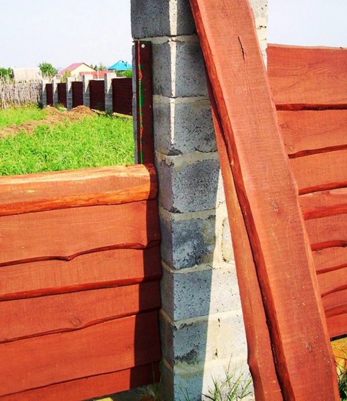 Забор из необрезных досок