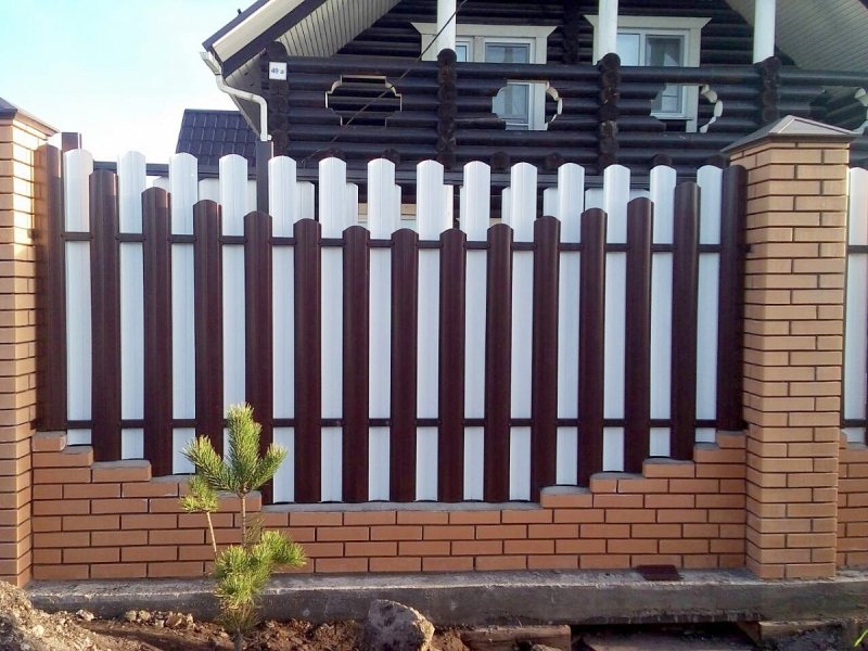 Красивый забор из штакетника металлического