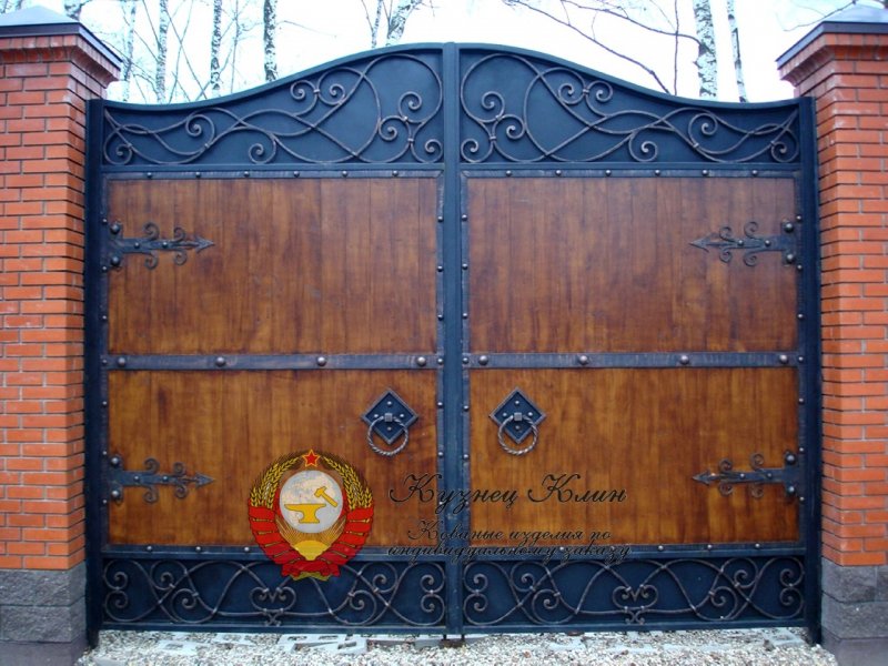 Металлические ворота с деревом