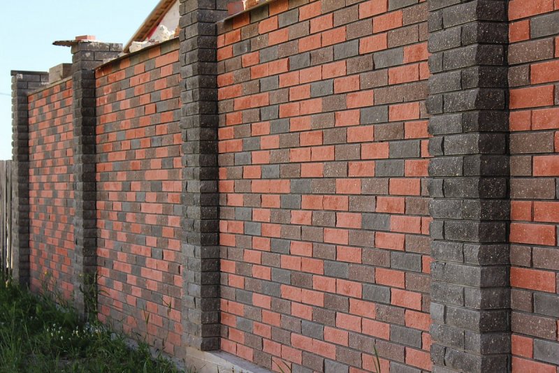 Высокий кирпичный забор